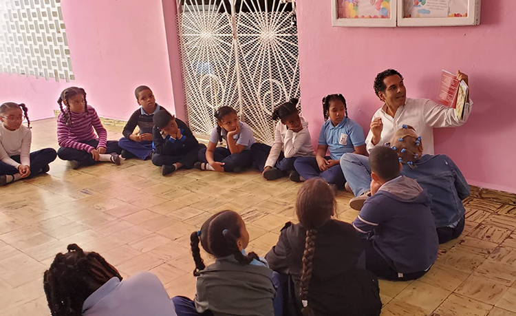 Roberto Díaz Tapiero Shares “Mi Orgullo Panameño” Message with School Students in Santo Domingo