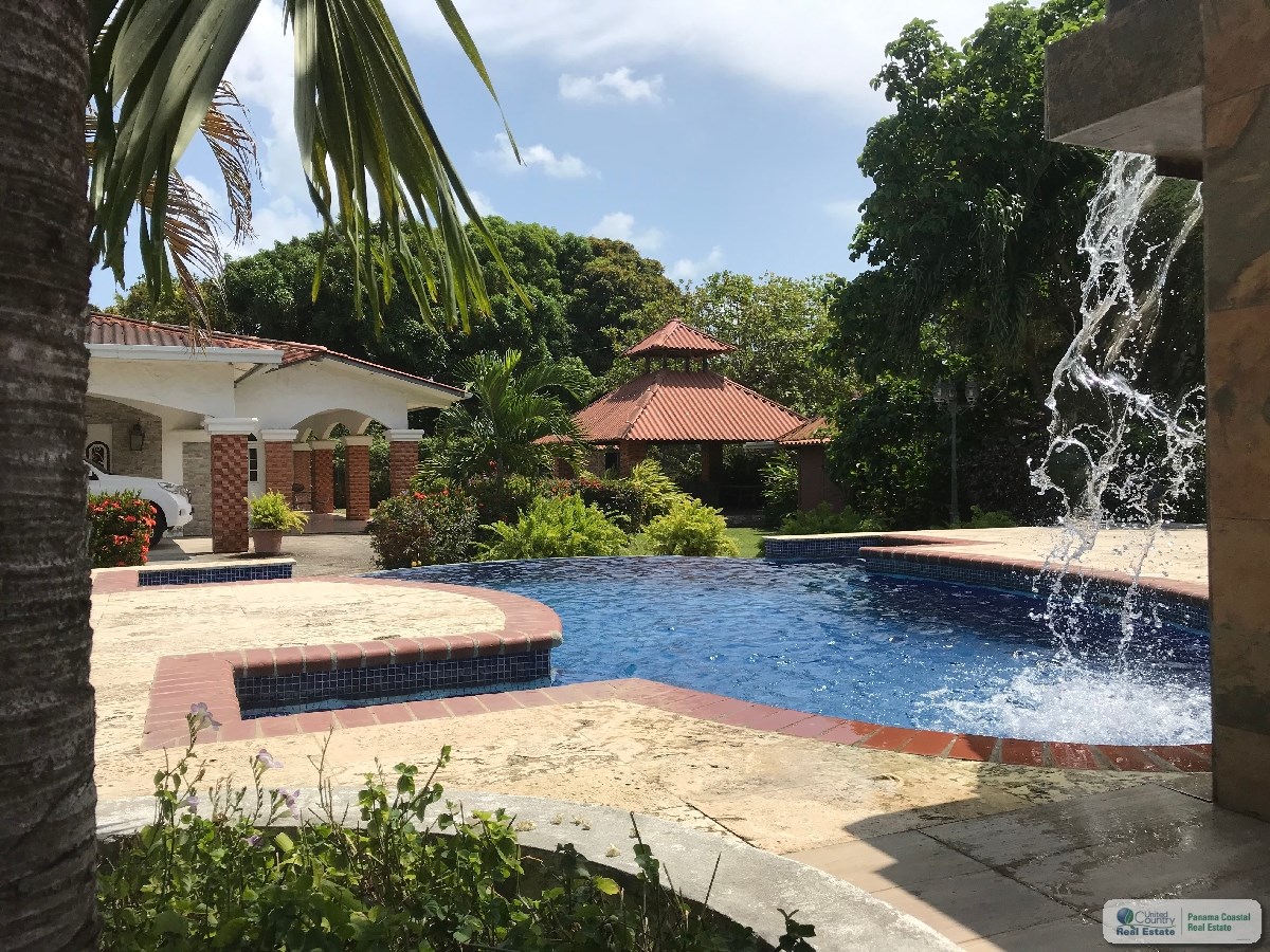 BEACH HOUSE FOR SALE IN PANAMA