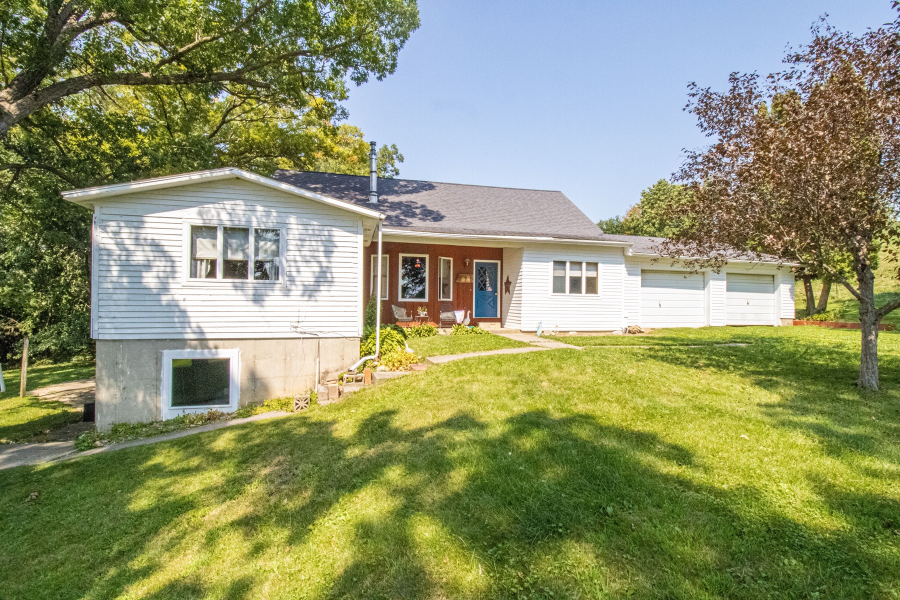 Country Home on 37 acres Jones County Iowa at Auction