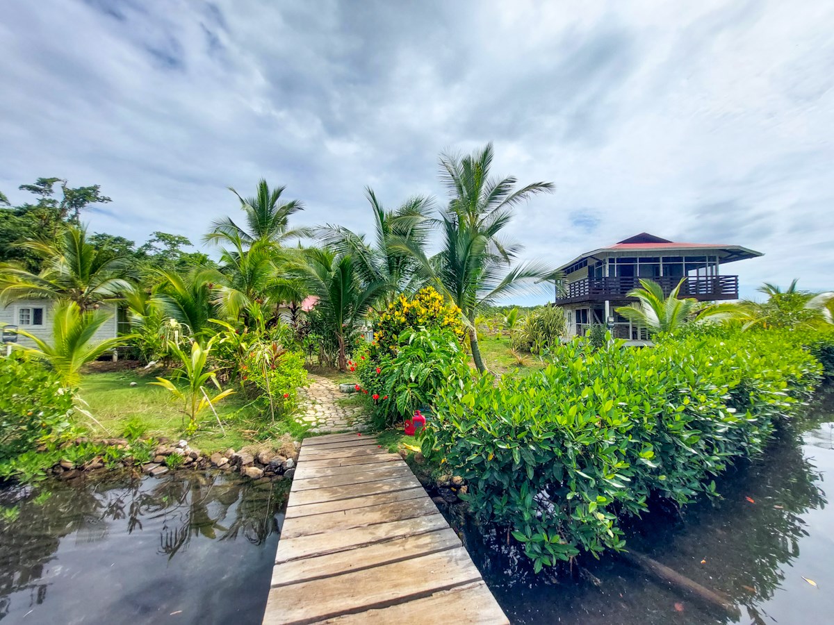WATERFRONT HOME AND CASITAS FOR SALE, BOCAS DEL TORO International