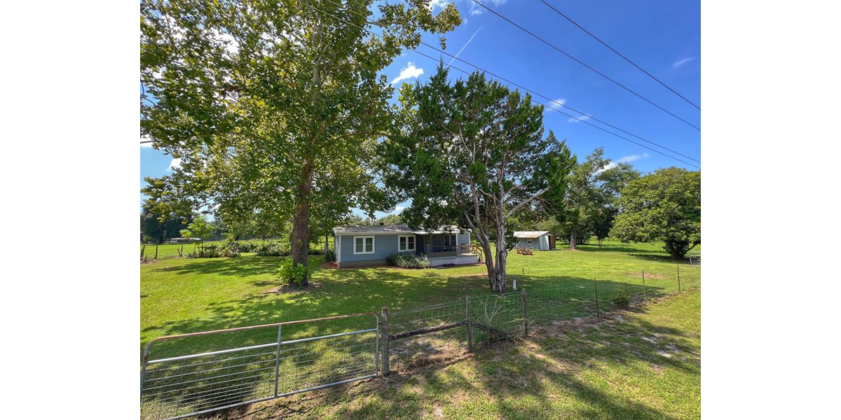 COUNTRY HOME FOR SALE IN ARCHER, FL!