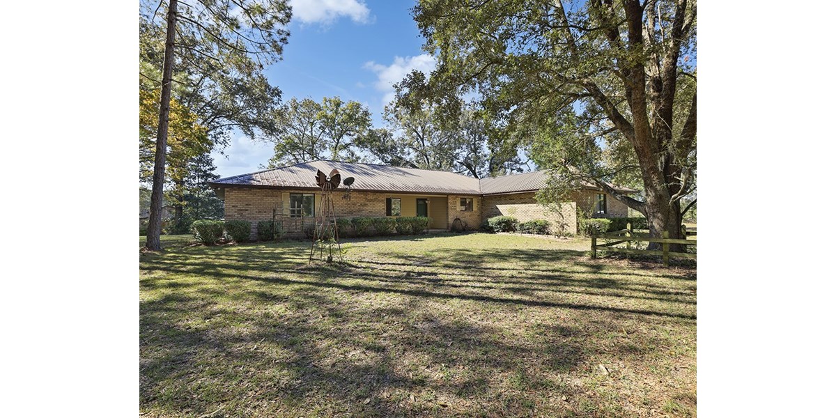 Beautiful Trenton FL Home For Sale With Acreage!