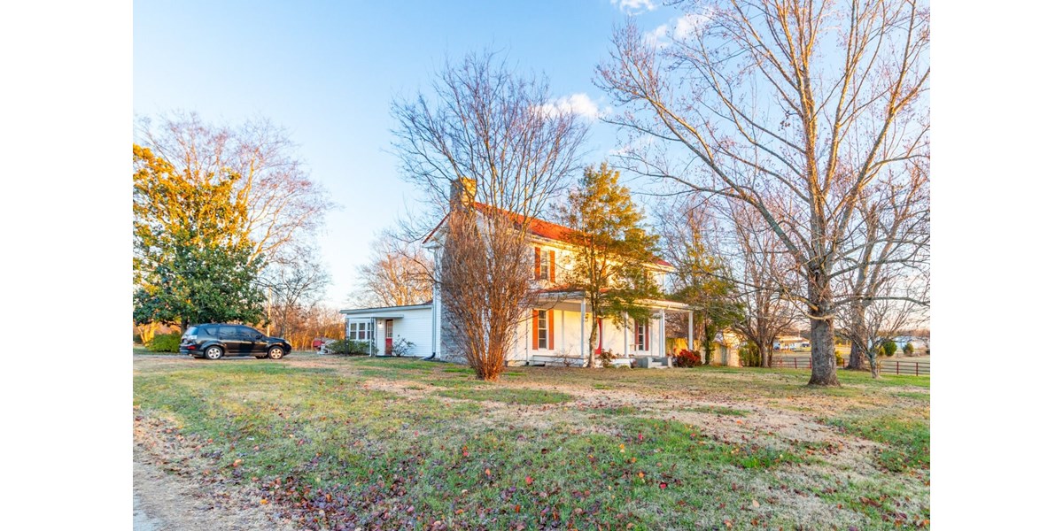 COUNTRY HOME FOR AUCTION IN MARSHALL COUNTY, TENNESSEE